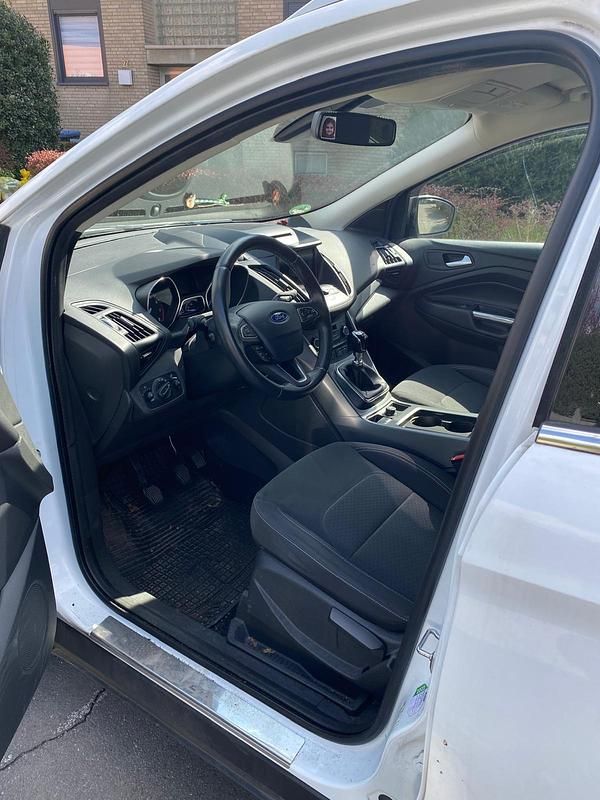 Gebraucht Ford Kuga 150 PS (110 kW) 2019 Weiß SUV