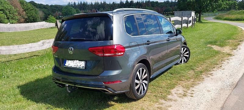 Gebraucht VW Touran Highline 150 PS (110 kW) 2019 Grau Van / Kleinbus