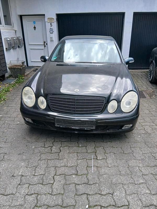 Second-hand Mercedes E240 177 CP (130 kW) 2003 Negru Berlinǎ