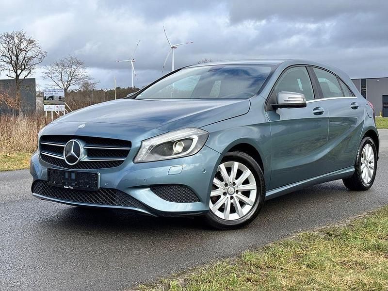 Gebraucht Mercedes A180 109 PS (80 kW) 2013 Blau Limousine