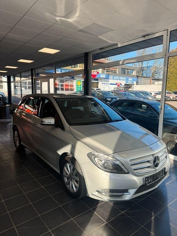 Gebraucht Mercedes B180 122 PS (89 kW) 2014 Silber Van / Kleinbus