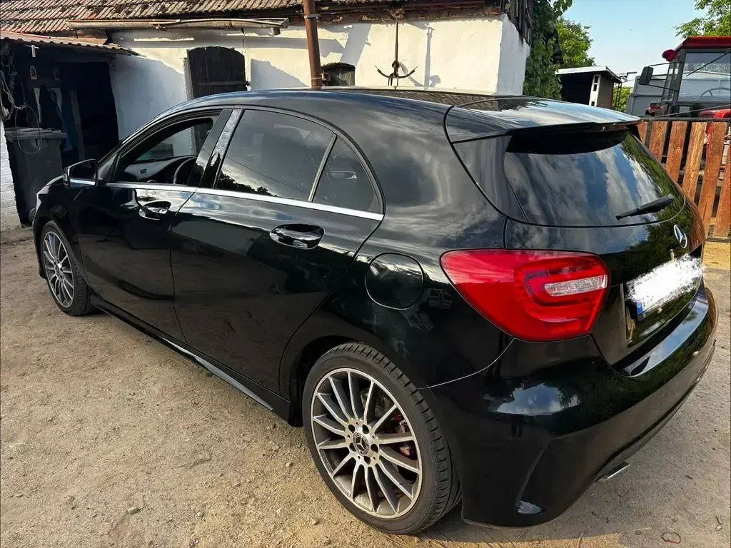 Gebraucht Mercedes A180 166 PS (122 kW) 2014 Schwarz Kleinwagen