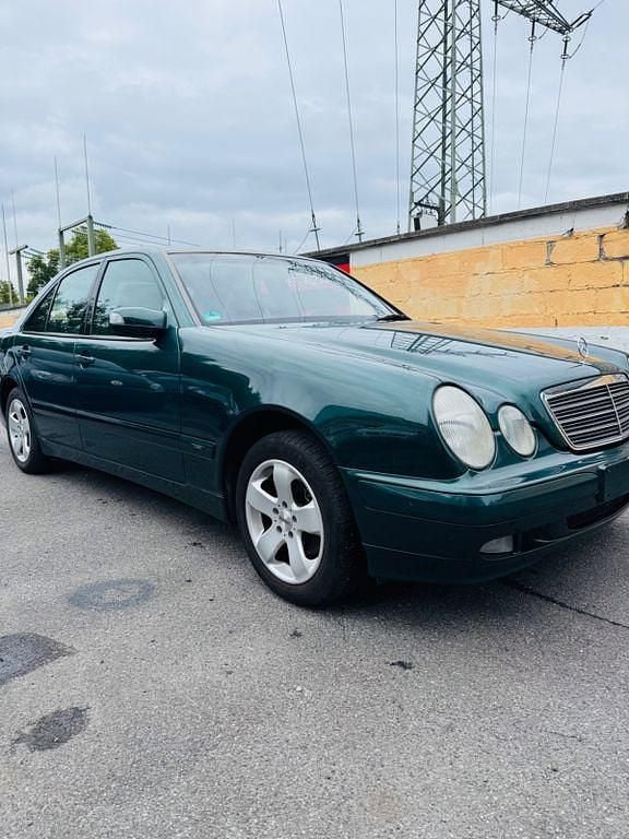 Grün Gebraucht 2000 Mercedes E240 Classic Limousine | 4.000 € (Fairer Preis) - Bild 1/4