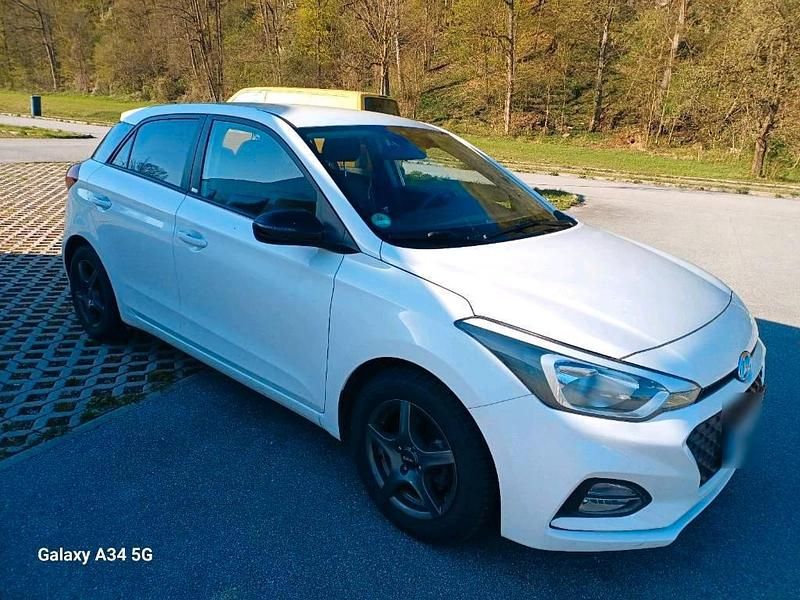 Gebraucht Hyundai i20 84 PS (61 kW) 2019 Weiß Kleinwagen