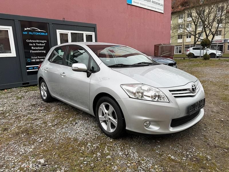Gebraucht Toyota Auris Basis 99 PS (72 kW) 2013 Silber Kleinwagen