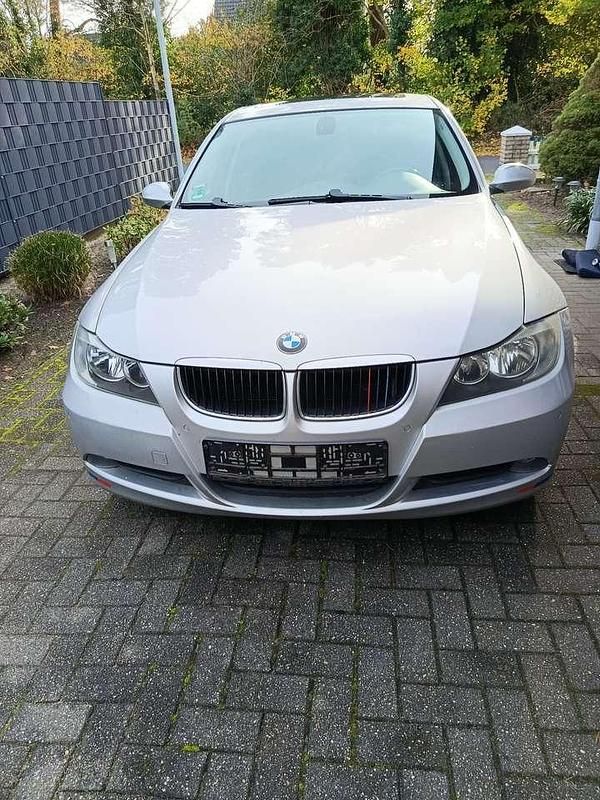 Grau Gebraucht 2006 BMW 318 Limousine | 3.600 € (Fairer Preis) - Bild 1/4
