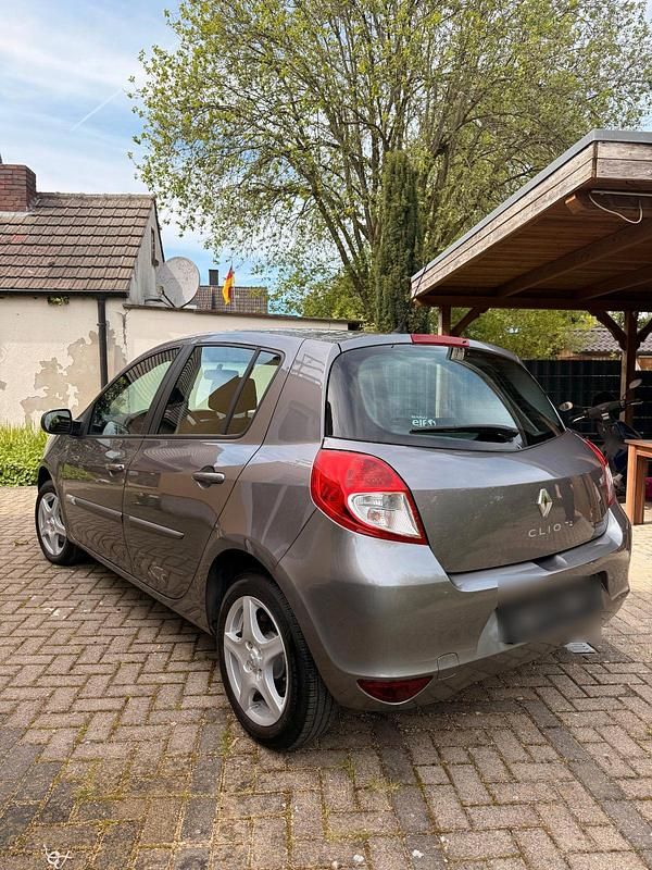 Gebraucht Renault Clio III 75 PS (55 kW) 2013 Grau Kleinwagen