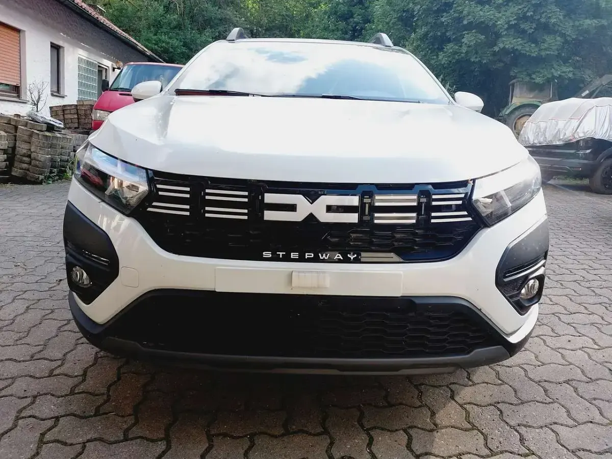 Neu Dacia Sandero Expression 91 PS (66 kW) 2026 Arktisweiss und andere Limousine