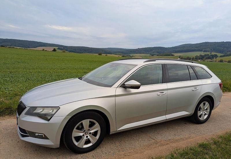 Grau Gebraucht 2016 Skoda Superb Active Kombi | 9.650 € - Bild 1/4