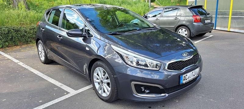 Grau Gebraucht 2016 Kia Ceed DREAM-TEAM Edition Limousine | 8.500 € (Guter Preis) - Bild 1/4