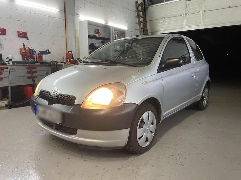 Silber Gebraucht 2003 Toyota Yaris Kleinwagen | 1.500 € (Fairer Preis) - Bild 1/4