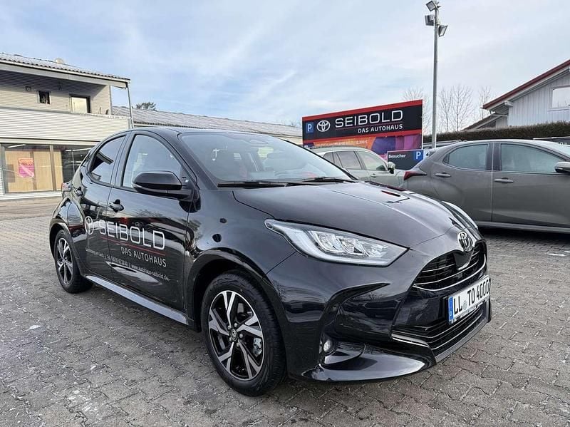 Gebraucht Toyota Yaris Hybrid Comfort 92 PS (67 kW) 2025 Black mica / ink Kleinwagen