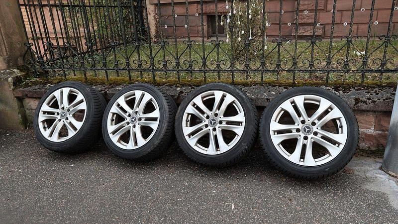 Gebraucht Mercedes E220 Avantgarde 170 PS (125 kW) 2011 Schwarz Limousine