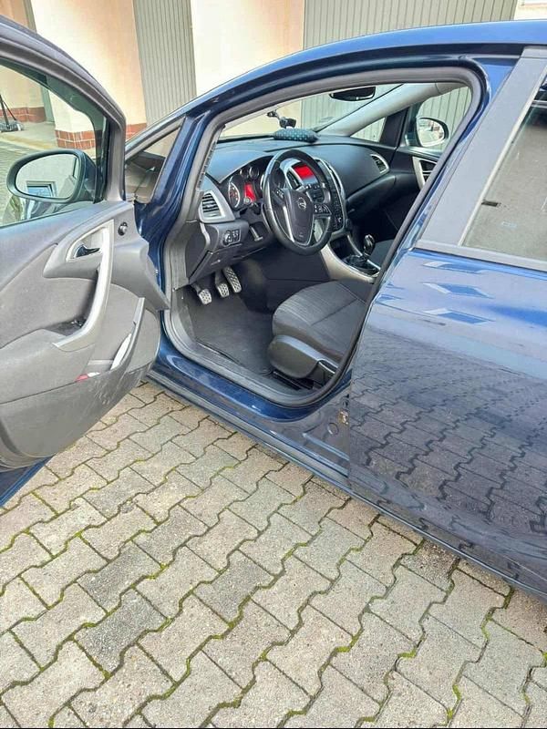 Second-hand Opel Astra 75 CP (55 kW) 2011 Albastru Hatchback