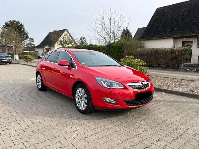 Gebraucht Opel Astra Innovation 179 PS (131 kW) 2012 Rot Limousine