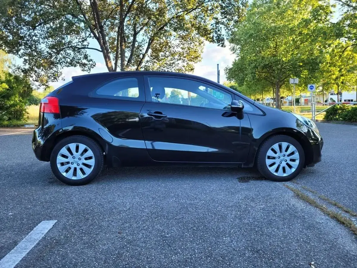 Gebraucht Kia Rio Edition 7 86 PS (63 kW) 2012 Auroraschwarz met. Kleinwagen