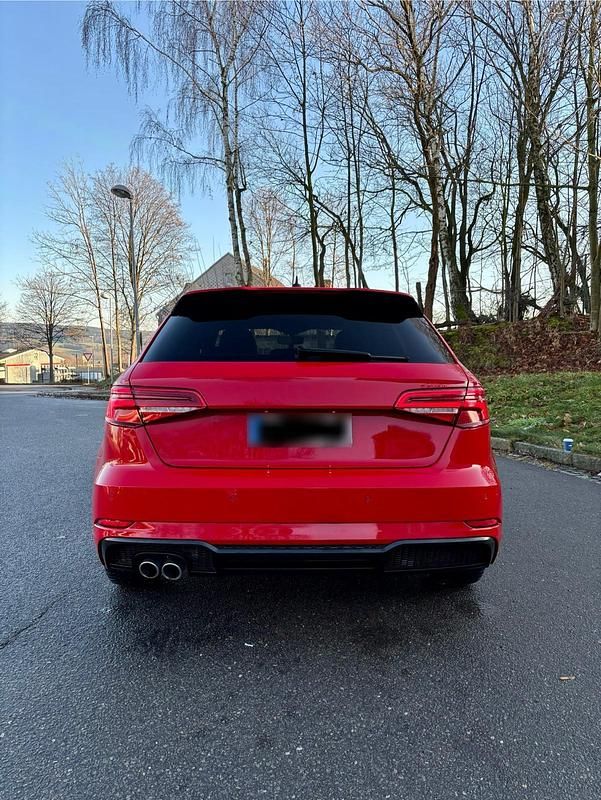 Gebraucht Audi A3 Sport 184 PS (135 kW) 2019 Rot Limousine