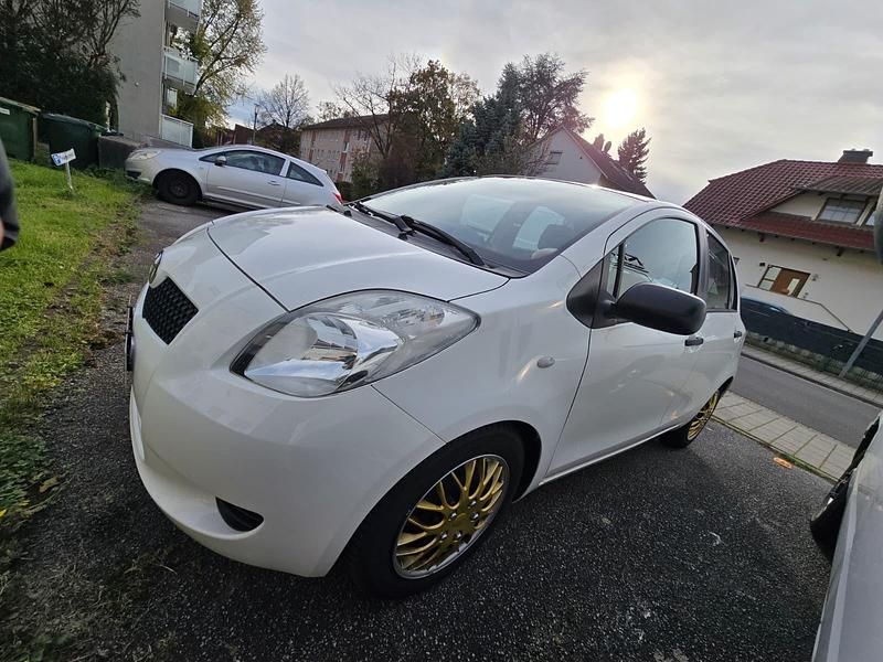 Weiß Gebraucht 2009 Toyota Yaris Kleinwagen | 3.650 € (Fairer Preis) - Bild 1/4