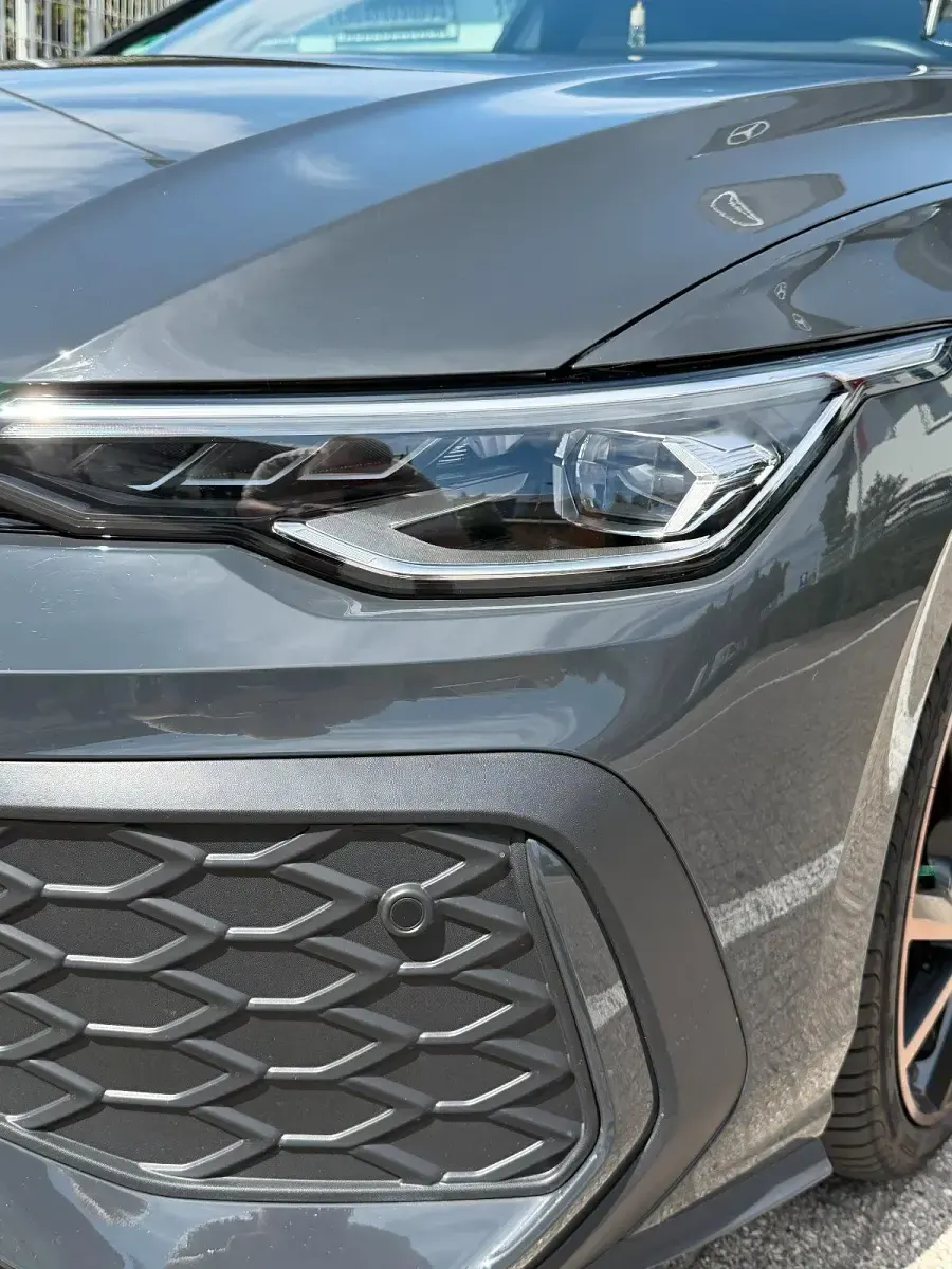 Gebraucht VW Golf VIII GTI 265 PS (194 kW) 2025 Grau Limousine