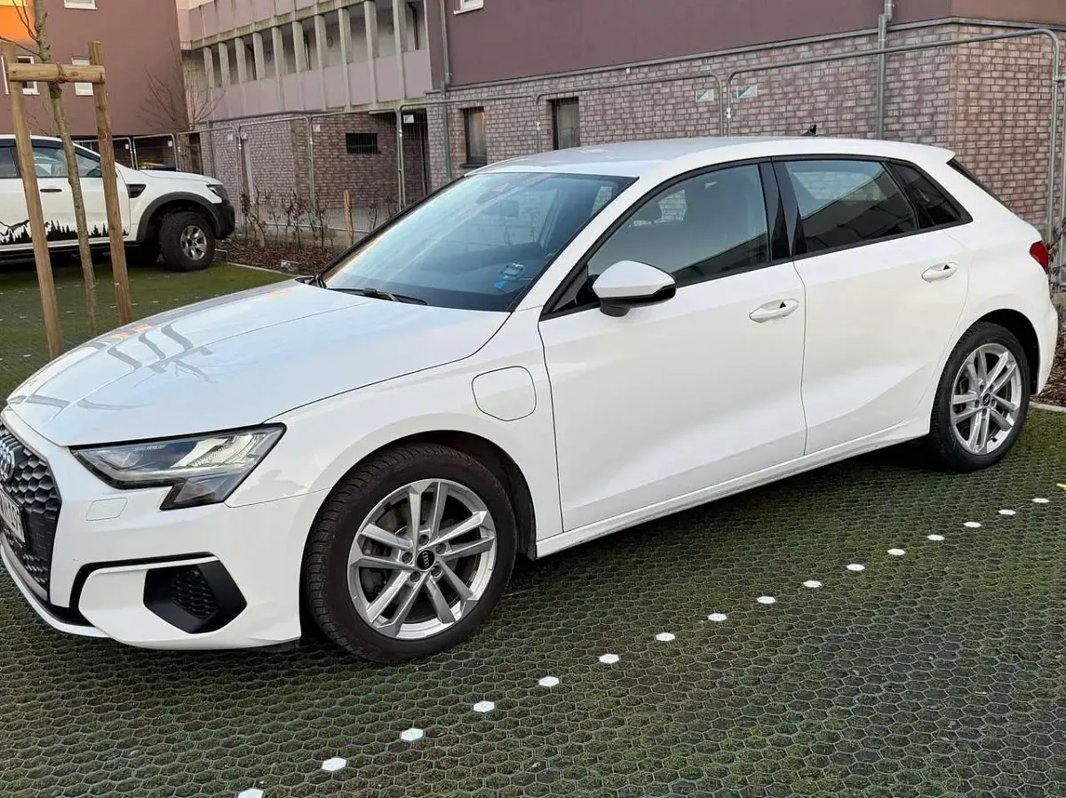 Gebraucht Audi A3 e-tron Basis 204 PS (150 kW) 2022 Weiß Kleinwagen