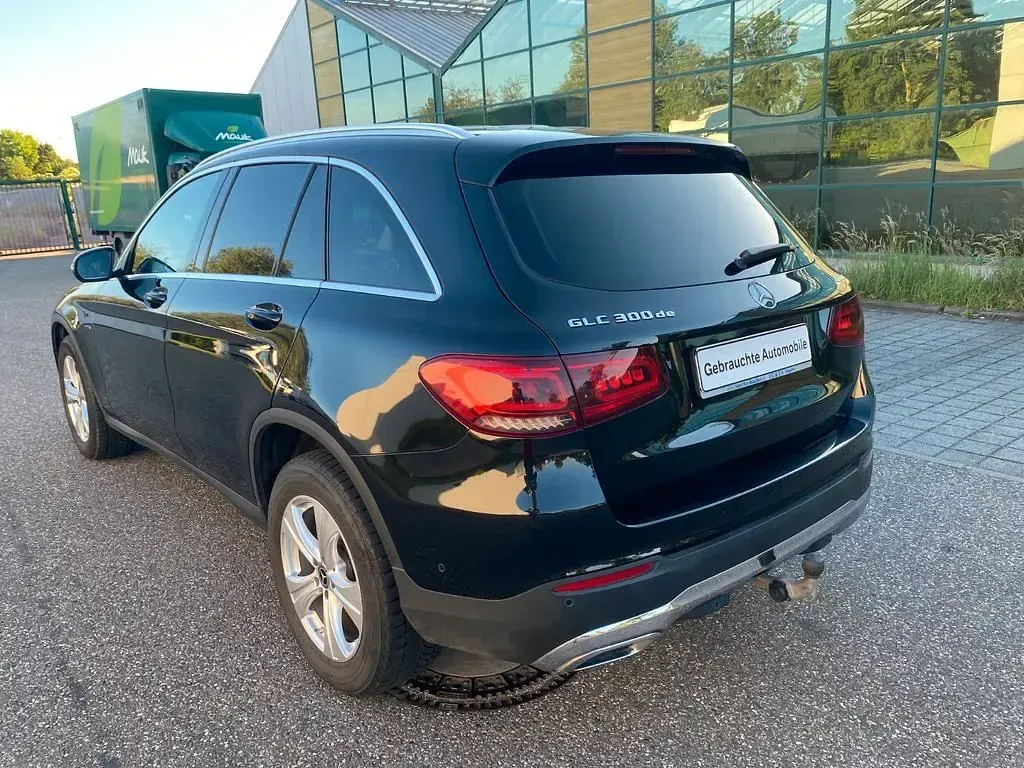 Gebraucht Mercedes GLC300e 194 PS (142 kW) 2021 Schwarz Limousine