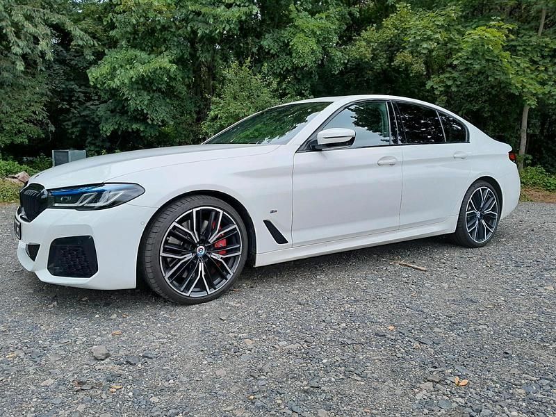 Weiß Gebraucht 2023 BMW 540 Limousine | 49.500 € - Bild 1/4
