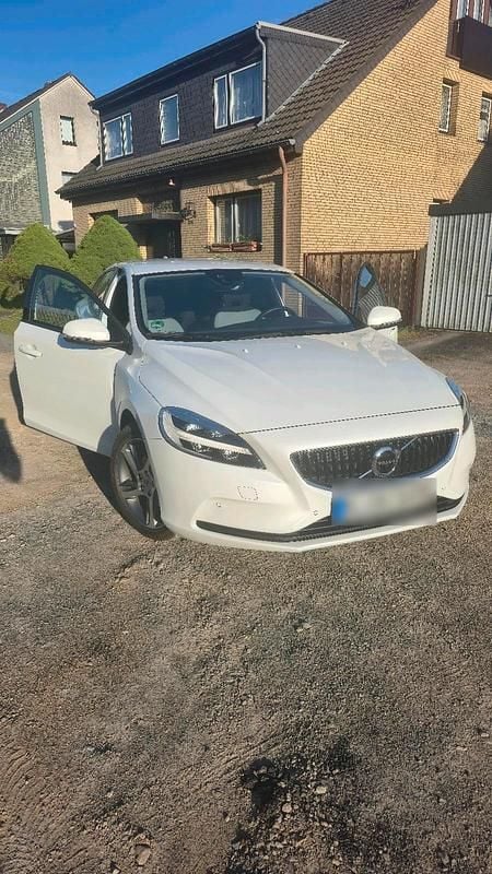 Second-hand Volvo V40 122 CP (89 kW) 2017 Alb Hatchback