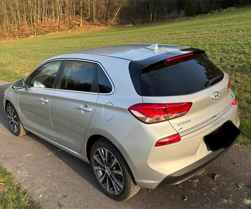 Gebraucht Hyundai i30 110 PS (80 kW) 2018 Silber Limousine