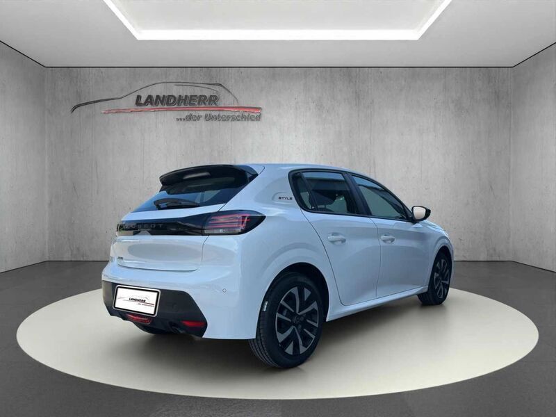 Weiss Neu 2025 Peugeot 208 Style Kleinwagen | 22.667 € (Etwas zu teuer) - Bild 1/4