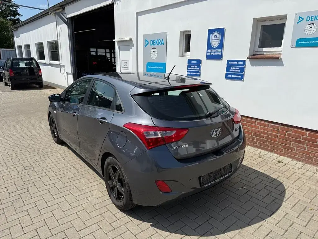 Gebraucht Hyundai i30 Classic 110 PS (80 kW) 2017 Grau Limousine