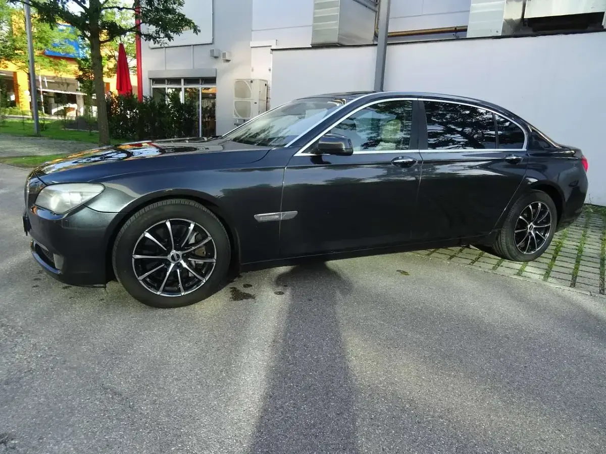 Gebraucht BMW 750 408 PS (300 kW) 2010 Sophistograu brillanteffekt Limousine