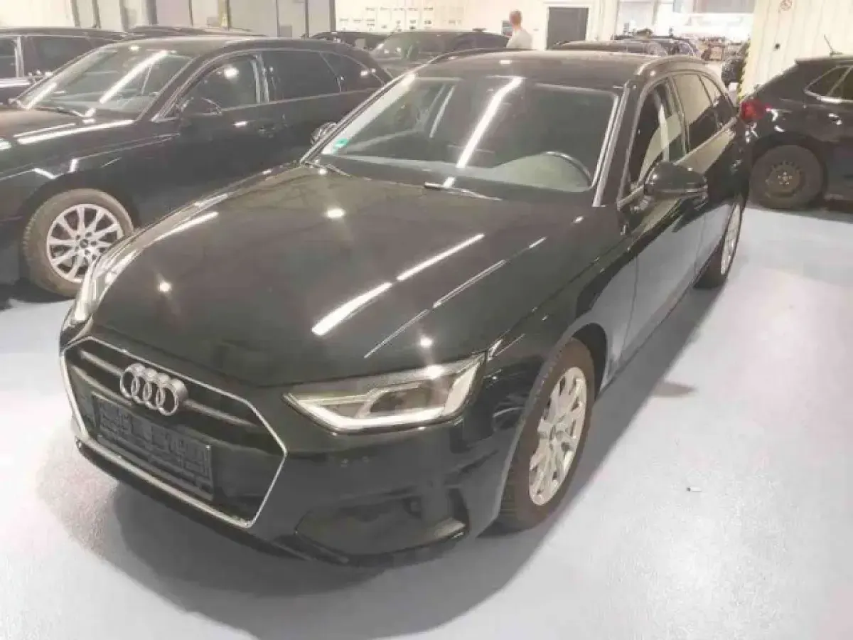 Używany Audi A4 Basis 150 KM (110 kW) 2022 Czarny Kombi