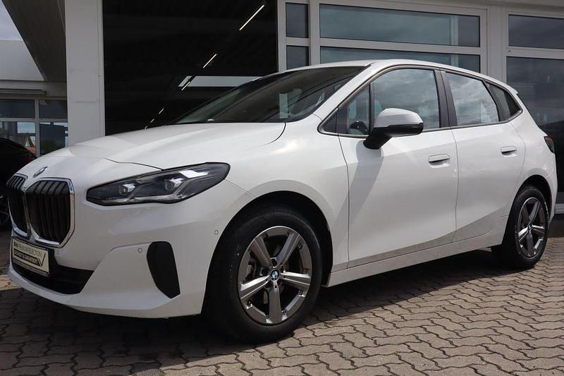Alpinweiß uni Gebraucht 2024 BMW 218 Active Tourer Van / Kleinbus | 32.990 € (Fairer Preis) - Bild 1/4