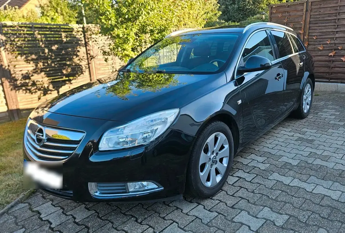 Gebraucht Opel Insignia 140 PS (102 kW) 2011 Schwarz Kombi