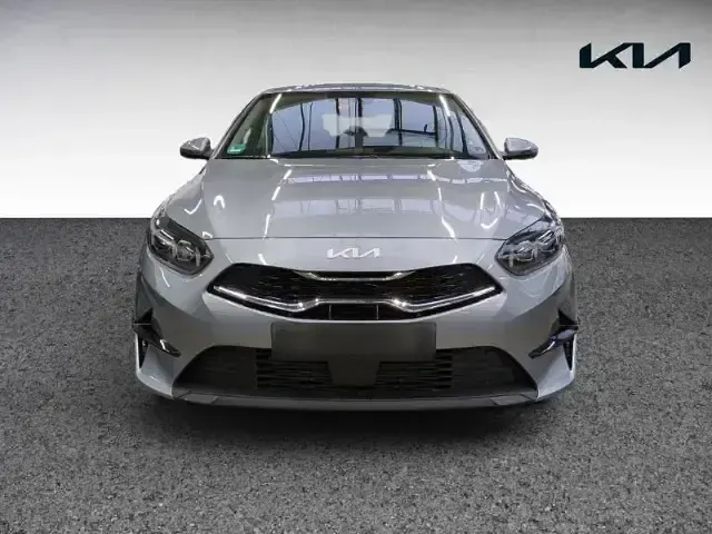 Gebraucht Kia Ceed Spirit 140 PS (102 kW) 2025 Css) lunarsilber met. (silber Kleinwagen