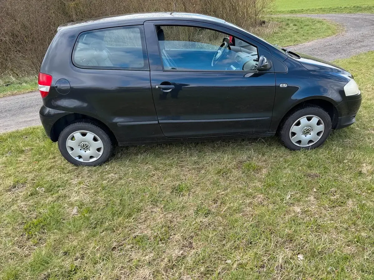 Gebraucht VW Fox 54 PS (39 kW) 2005 Schwarz Kleinwagen