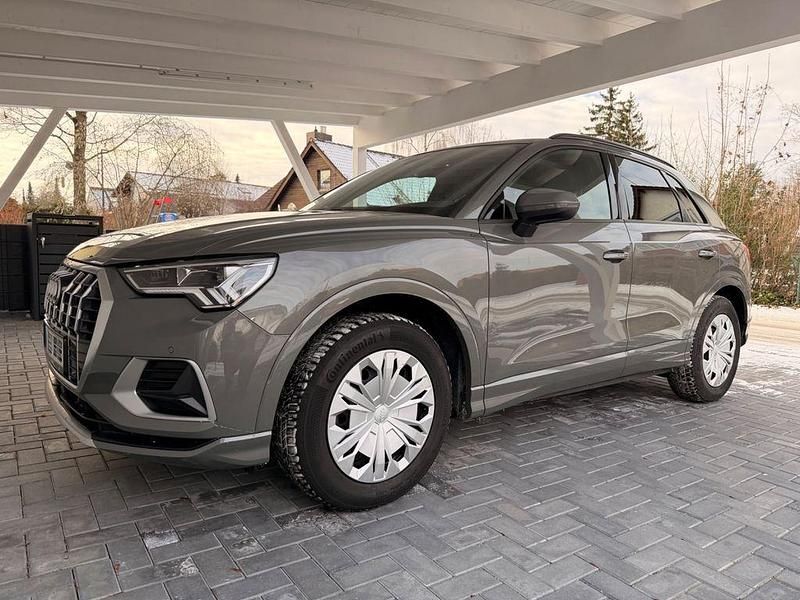 Grau Gebraucht 2021 Audi Q3 Sport SUV | 27.900 € (Teuer) - Bild 1/4