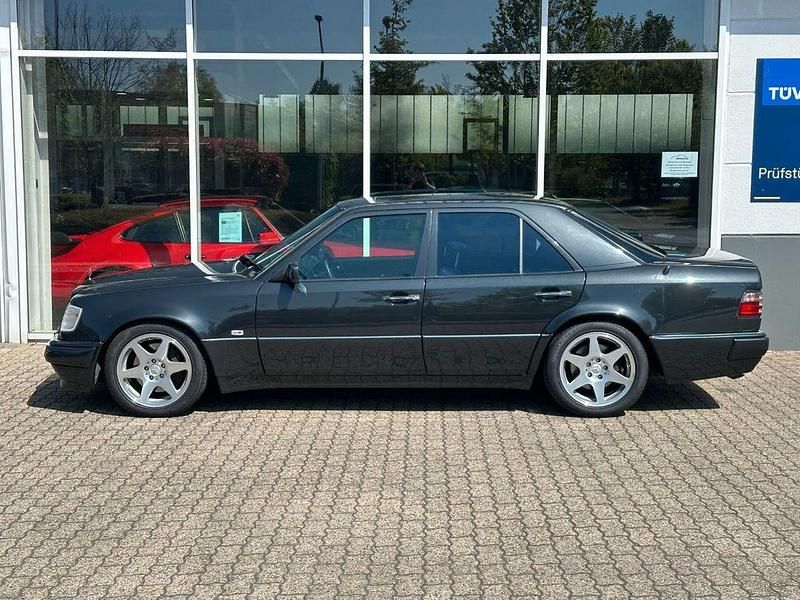 Gebraucht Mercedes E500 326 PS (239 kW) 1993 Schwarz Limousine