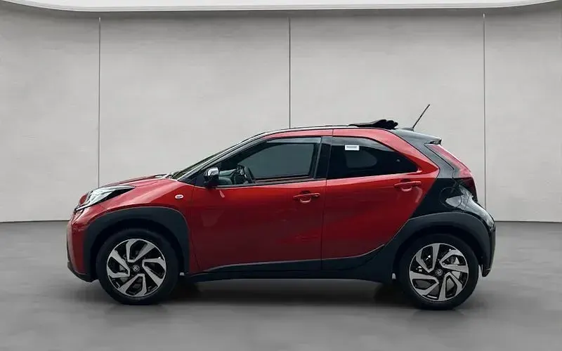 Neu Toyota Aygo X Play 72 PS (52 kW) 2025 Chili red / night sky bl SUV