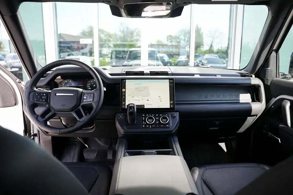 Neu Land Rover Defender HSE Dynamic 300 PS (220 kW) 2026 Grau SUV