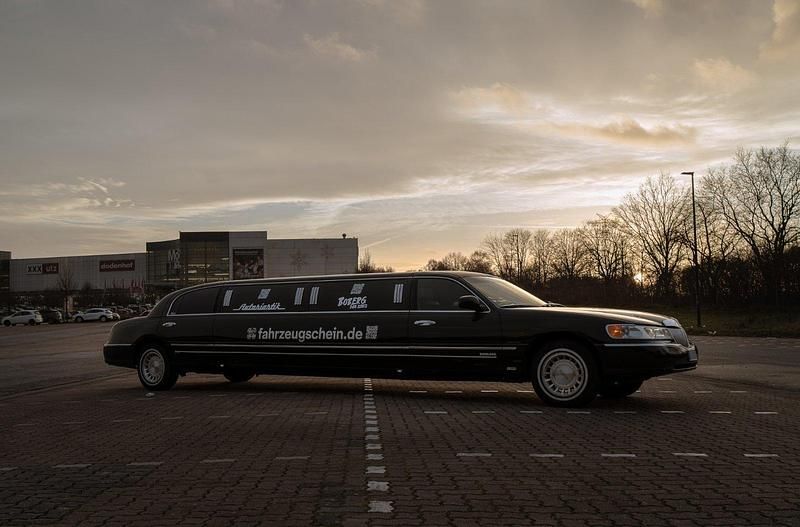 Schwarz Gebraucht 2000 Lincoln Town Car Limousine | 13.999 € - Bild 1/4