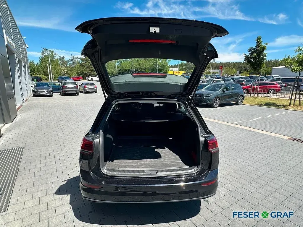 Gebraucht VW Golf VIII Life 150 PS (110 kW) 2023 Deep black perleffekt Kombi