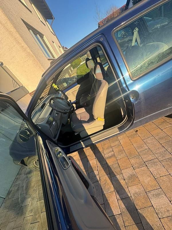 Second-hand Renault Twingo 58 CP (42 kW) 2000 Albastru Hatchback