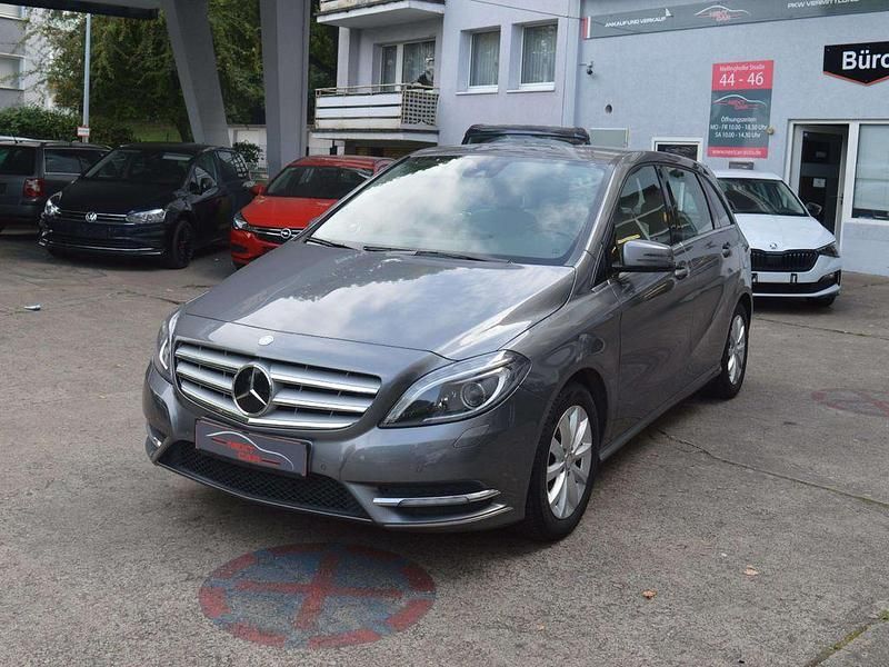 Grau Gebraucht 2012 Mercedes B200 Van / Kleinbus | 11.990 € (Fairer Preis) - Bild 1/4