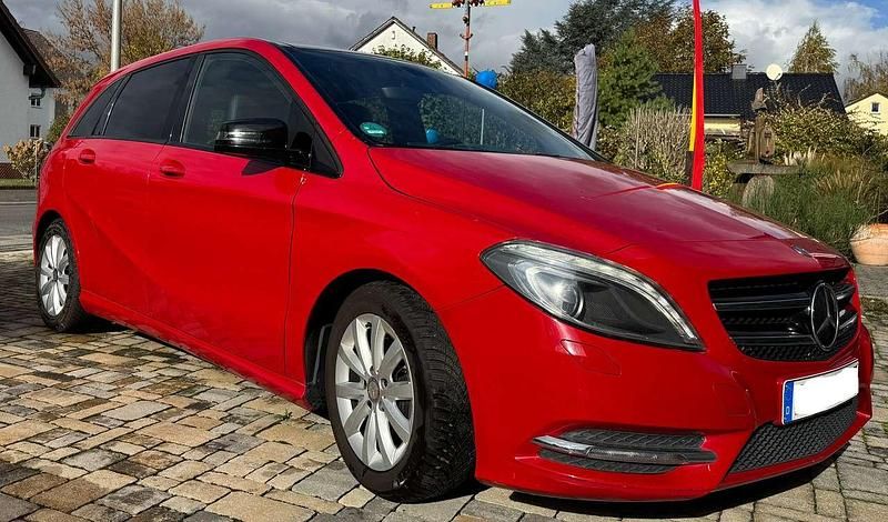 Rot Gebraucht 2012 Mercedes B180 Van / Kleinbus | 6.100 € (Guter Preis) - Bild 1/4