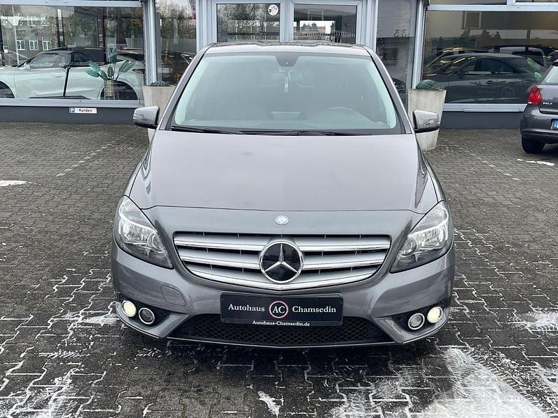 Grau Gebraucht 2013 Mercedes B180 Van / Kleinbus | 6.400 € (Fairer Preis) - Bild 1/4