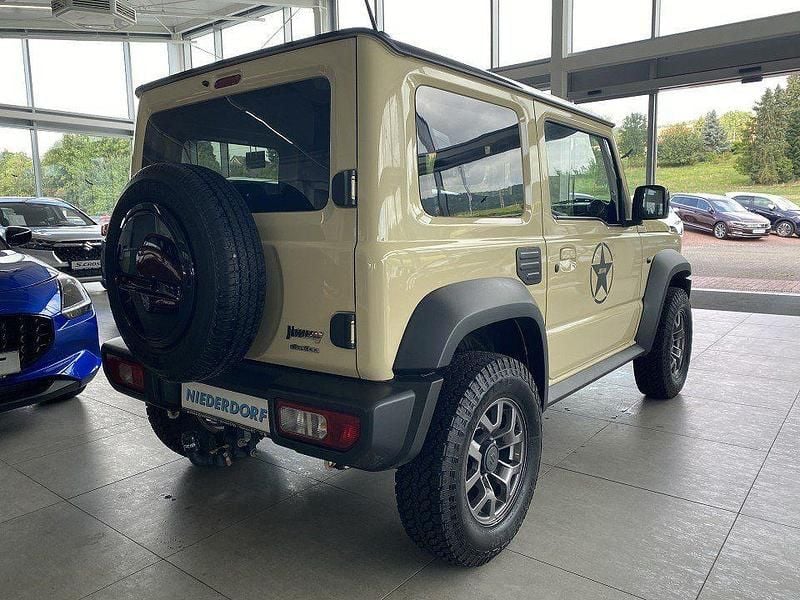 Gebraucht Suzuki Jimny Comfort 102 PS (75 kW) 2019 Chiffon ivory/bluish black pea (metallic) SUV