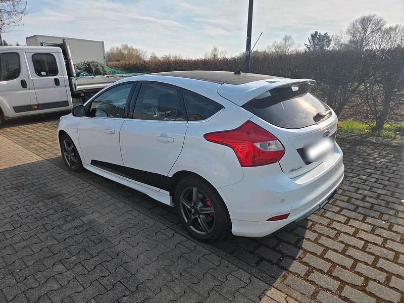 Gebraucht Ford Focus 150 PS (110 kW) 2013 Weiß Kleinwagen
