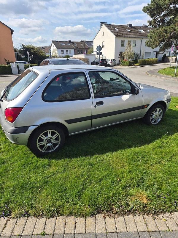 Gebraucht Ford Fiesta 75 PS (55 kW) 2000 Silber Kleinwagen
