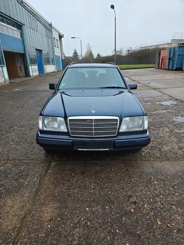 Blau Gebraucht 1995 Mercedes E280 Kombi | 17.500 € - Bild 1/4